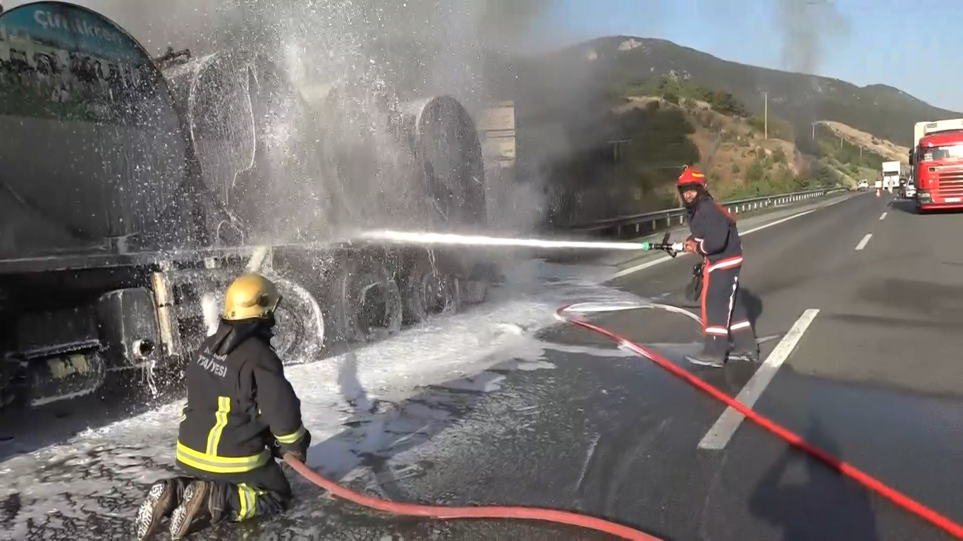 Tanker otoyolda yandı, alevler ağaçlık alana sıçradı